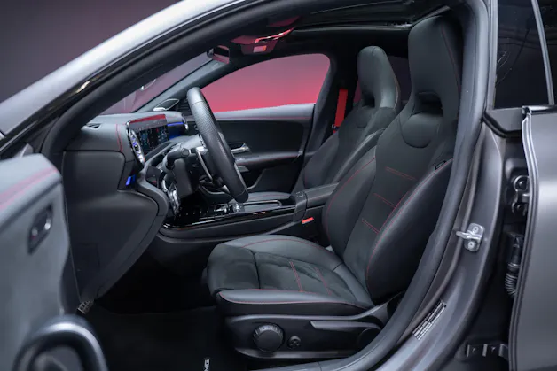 MERCEDES-BENZ CLA 35 AMG 4matic / Panorama-Glasdach / Burmester / Rückfahrkamera