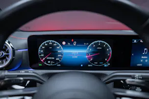 MERCEDES-BENZ CLA 35 AMG 4matic / Panorama-Glasdach / Burmester / Rückfahrkamera