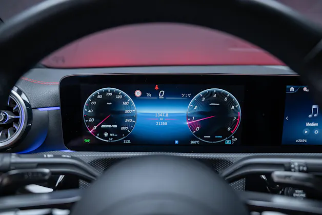 MERCEDES-BENZ CLA 35 AMG 4matic / Panorama-Glasdach / Burmester / Rückfahrkamera