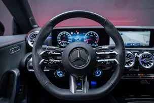 MERCEDES-BENZ CLA 35 AMG 4matic / Panorama-Glasdach / Burmester / Rückfahrkamera