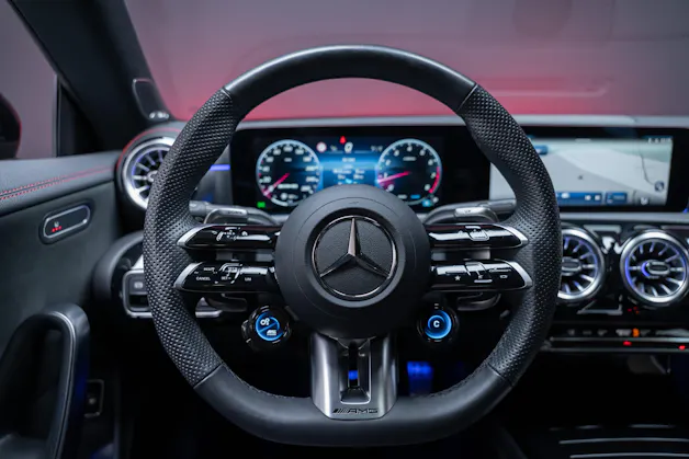 MERCEDES-BENZ CLA 35 AMG 4matic / Panorama-Glasdach / Burmester / Rückfahrkamera
