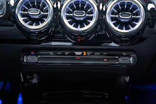 MERCEDES-BENZ CLA 35 AMG 4matic / Panorama-Glasdach / Burmester / Rückfahrkamera