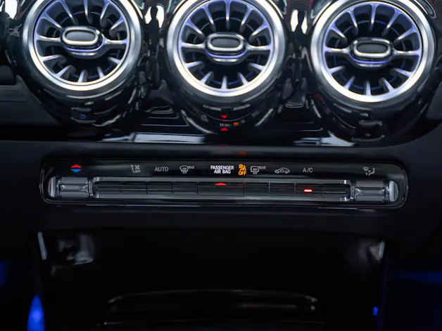 MERCEDES-BENZ CLA 35 AMG 4matic / Panorama-Glasdach / Burmester / Rückfahrkamera