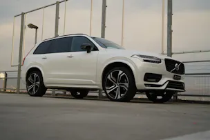 VOLVO XC90 B5 DIESEL MILD HYBRID AWD R-DESIGN GEARTRONIC l 235 PS