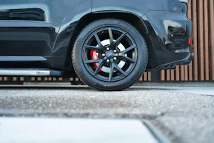 JEEP GRAND CHEROKEE 6.4 V8 HEMI BLACK SRT8 AUTOMATIC l 468 PS