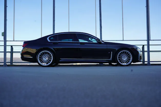 BMW 730d xDRIVE STEPTRONIC M SPORT BLACK l 265 PS