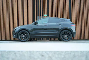Jaguar E-PACE 2.0d D165 R-DYNAMIK AWD BLACK l 163 PS