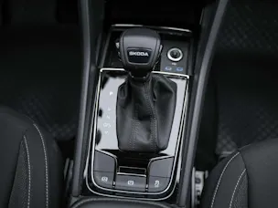 SKODA Karoq 1.5 TSI Selection DSG *Sitzheizung*Lenkradheizung*Rückfahrkamera*