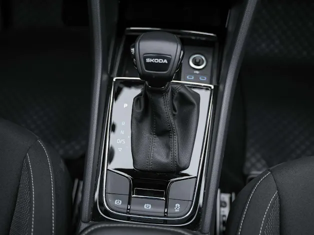 SKODA Karoq 1.5 TSI Selection DSG *Sitzheizung*Lenkradheizung*Rückfahrkamera*