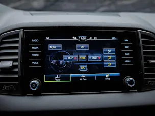 SKODA Karoq 1.5 TSI Selection DSG *Sitzheizung*Lenkradheizung*Rückfahrkamera*