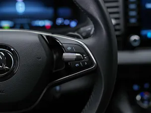 SKODA Karoq 1.5 TSI Selection DSG *Sitzheizung*Lenkradheizung*Rückfahrkamera*