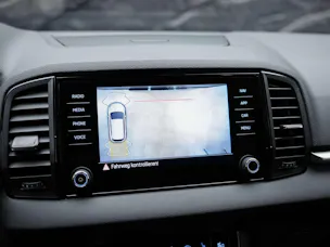 SKODA Karoq 1.5 TSI Selection DSG *Sitzheizung*Lenkradheizung*Rückfahrkamera*