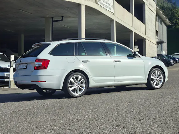 SKODA Octavia Combi 2.0 TDI Style 4x4 *Anhängerkupplung+8-fach bereift+frisch ab MFK*