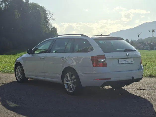 SKODA Octavia Combi 2.0 TDI Style 4x4 *Anhängerkupplung+8-fach bereift+frisch ab MFK*