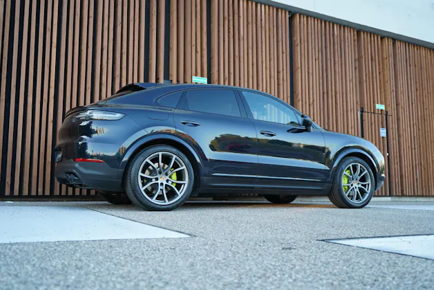 PORSCHE CAYENNE COUPÉ E-HYBRID PLATINUM EDITION l 462 PS