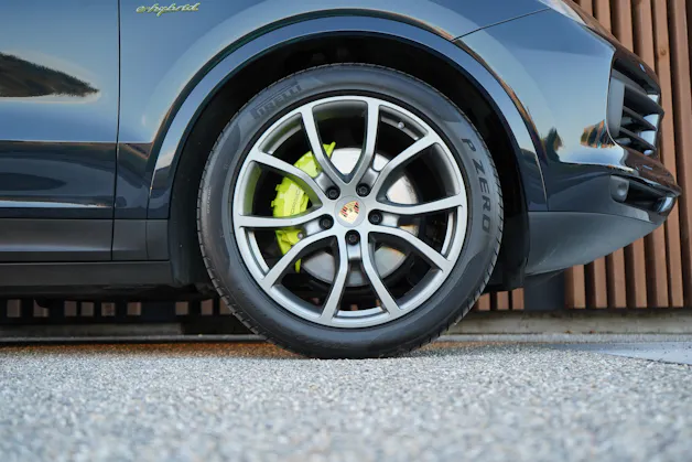 PORSCHE CAYENNE COUPÉ E-HYBRID PLATINUM EDITION l 462 PS
