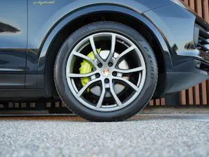PORSCHE CAYENNE COUPÉ E-HYBRID PLATINUM EDITION l 462 PS