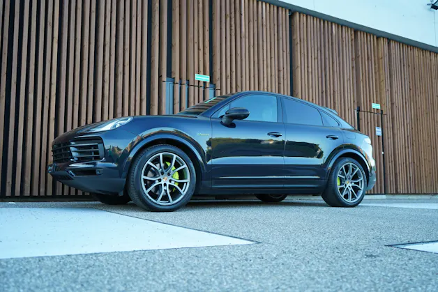 PORSCHE CAYENNE COUPÉ E-HYBRID PLATINUM EDITION l 462 PS