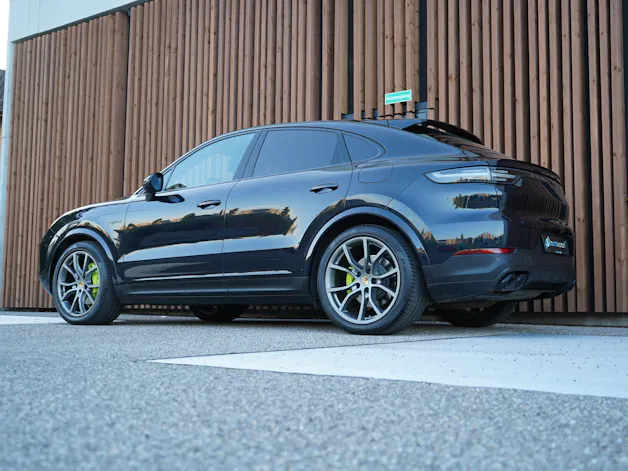 PORSCHE CAYENNE COUPÉ E-HYBRID PLATINUM EDITION l 462 PS