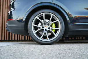 PORSCHE CAYENNE COUPÉ E-HYBRID PLATINUM EDITION l 462 PS