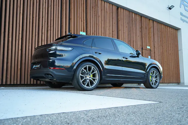 PORSCHE CAYENNE COUPÉ E-HYBRID PLATINUM EDITION l 462 PS