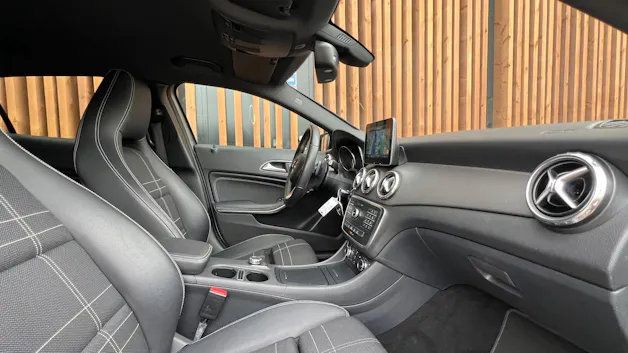 MERCEDES-BENZ GLA 200 NIGHT STAR 7G-DCT l 156 PS