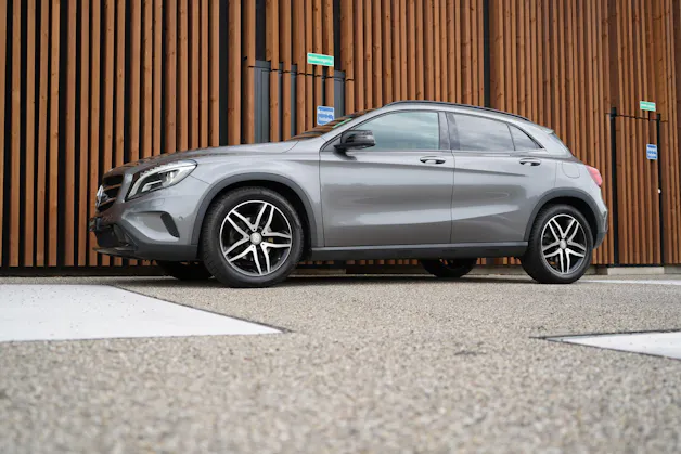 MERCEDES-BENZ GLA 200 NIGHT STAR 7G-DCT l 156 PS
