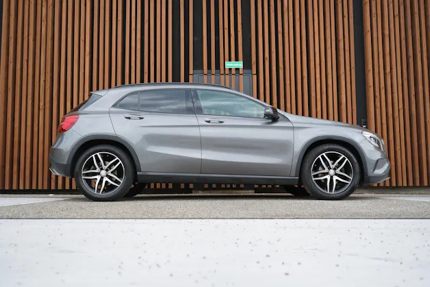 MERCEDES-BENZ GLA 200 NIGHT STAR 7G-DCT l 156 PS