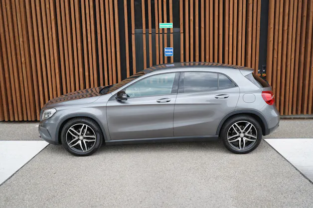 MERCEDES-BENZ GLA 200 NIGHT STAR 7G-DCT l 156 PS