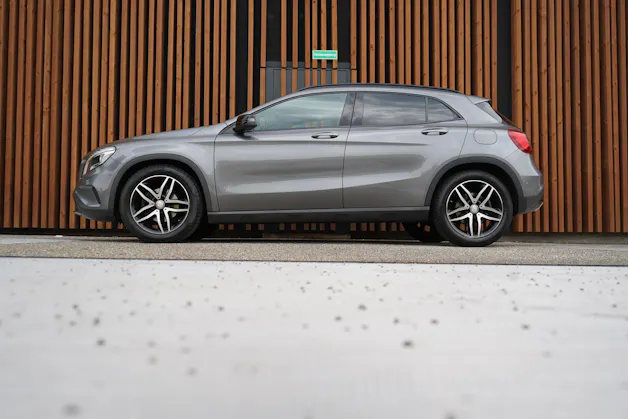 MERCEDES-BENZ GLA 200 NIGHT STAR 7G-DCT l 156 PS