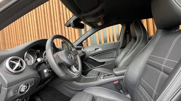 MERCEDES-BENZ GLA 200 NIGHT STAR 7G-DCT l 156 PS