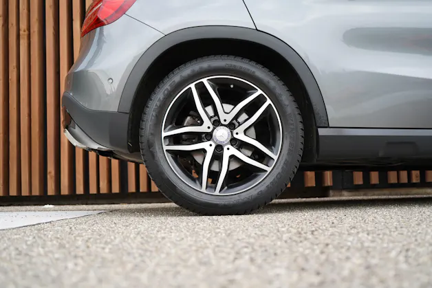 MERCEDES-BENZ GLA 200 NIGHT STAR 7G-DCT l 156 PS