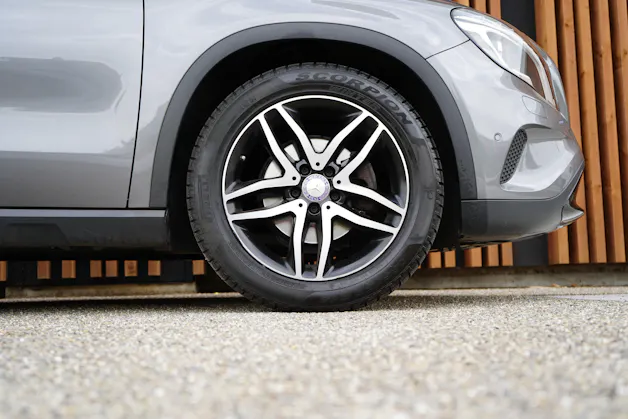 MERCEDES-BENZ GLA 200 NIGHT STAR 7G-DCT l 156 PS