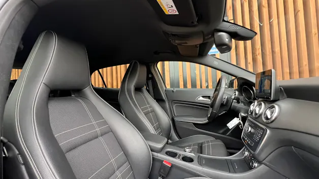 MERCEDES-BENZ GLA 200 NIGHT STAR 7G-DCT l 156 PS