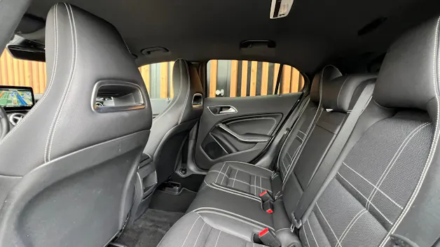 MERCEDES-BENZ GLA 200 NIGHT STAR 7G-DCT l 156 PS