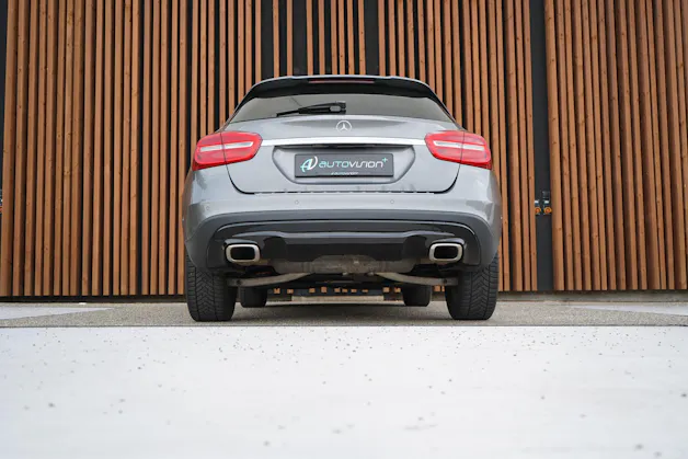 MERCEDES-BENZ GLA 200 NIGHT STAR 7G-DCT l 156 PS