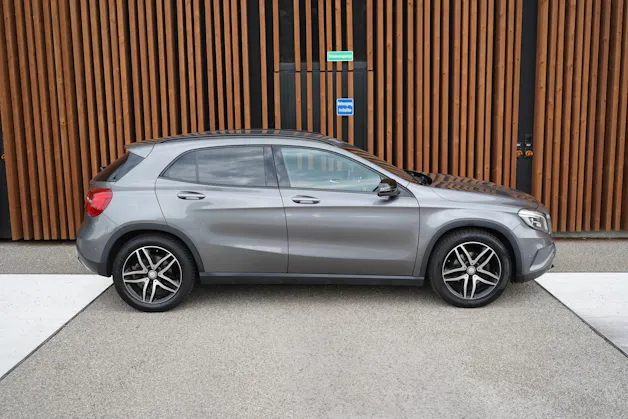 MERCEDES-BENZ GLA 200 NIGHT STAR 7G-DCT l 156 PS