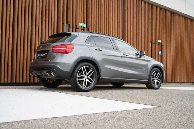 MERCEDES-BENZ GLA 200 NIGHT STAR 7G-DCT l 156 PS