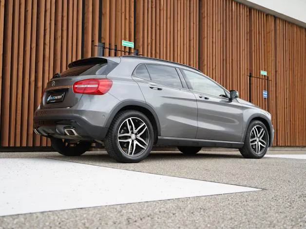 MERCEDES-BENZ GLA 200 NIGHT STAR 7G-DCT l 156 PS
