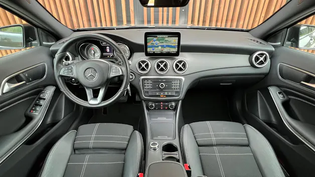 MERCEDES-BENZ GLA 200 NIGHT STAR 7G-DCT l 156 PS