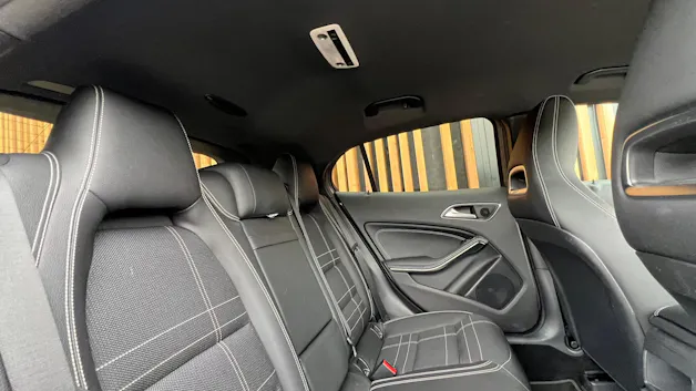 MERCEDES-BENZ GLA 200 NIGHT STAR 7G-DCT l 156 PS
