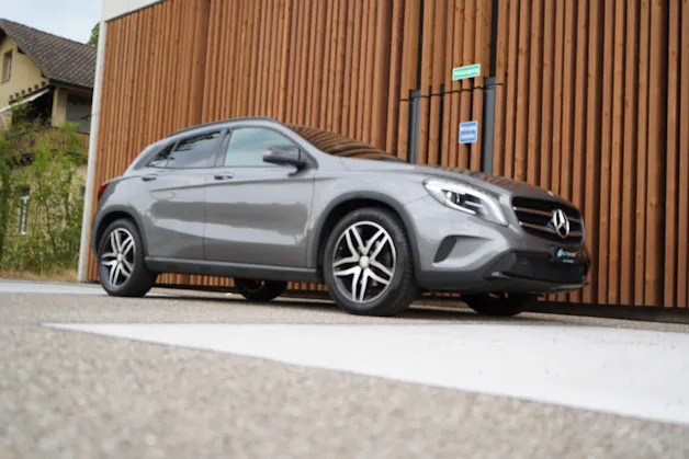 MERCEDES-BENZ GLA 200 NIGHT STAR 7G-DCT l 156 PS