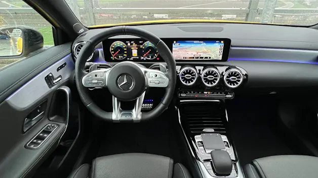 MERCEDES-BENZ A 35 AMG 4MATIC SPEEDSHIFT NIGHT AERODYNAMIK l 306 PS