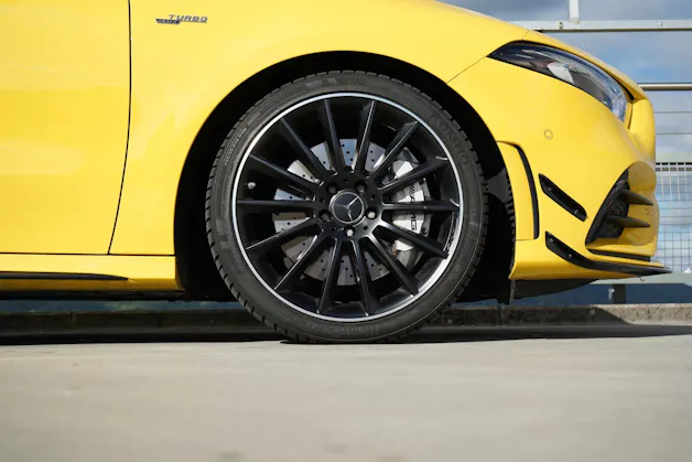 MERCEDES-BENZ A 35 AMG 4MATIC SPEEDSHIFT NIGHT AERODYNAMIK l 306 PS