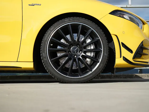 MERCEDES-BENZ A 35 AMG 4MATIC SPEEDSHIFT NIGHT AERODYNAMIK l 306 PS