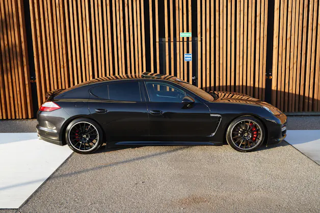 PORSCHE PANAMERA TURBO S BLACK 4.8 PDK l 550 PS