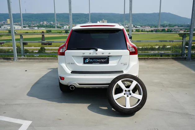 VOLVO XC60 2.4D AWD SUMMUM R-DESIGN HEICO GEARTRONIC l 235 PS