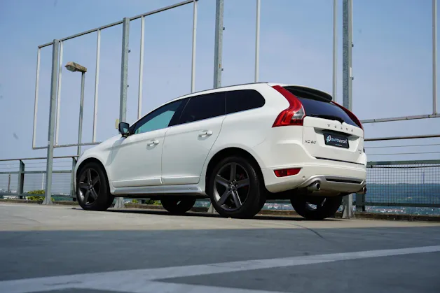 VOLVO XC60 2.4D AWD SUMMUM R-DESIGN HEICO GEARTRONIC l 235 PS