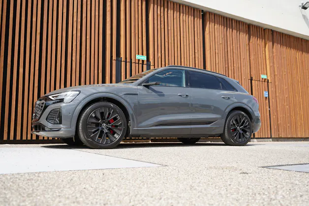AUDI Q8 55 E-TRON S LINE BLACK EDITION QUATTRO l 408 PS