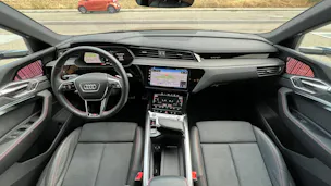 AUDI Q8 55 E-TRON S LINE BLACK EDITION QUATTRO l 408 PS
